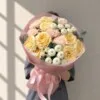 Букет с кустовой розой мунлайт , гвоздикой брют и хризантемой Ньютон в авторской упаковке