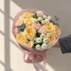 Букет с кустовой розой мунлайт , гвоздикой брют и хризантемой Ньютон в авторской упаковке