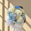 Букет с гортензиями и кустовыми ромашками в авторской упаковкеБукет с гортензиями и кустовыми ромашками в авторской упаковке