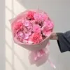 Букет с гортензией, кустовой хризантемой и гвоздиками в авторской упаковке