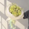 Букет с гвоздиками и кустовыми ромашками в авторской упаковке