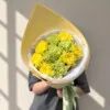 Букет с ажурными гвоздиками в кульке