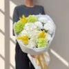 Букет с белой гортензией , кустовой хризантемой и гвоздиками в авторской упаковке