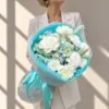 Букет с голубой гортензией , кустовой хризантемой и гвоздиками в авторской упаковке