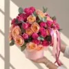 Композиция с кустовыми розами Джульетта и Жизель с ветками эвкалипта в коробке