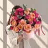 Композиция с кустовыми розами Джульетта и Жизель с ветками эвкалипта в коробке