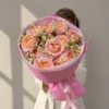 Букет с кустовой розой Джульетта и кустовой  ромашкой