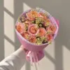 Букет с кустовой розой Джульетта и кустовой  ромашкой