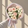 Букет с ароматной розой Вайт охара , кустовой хризантемой Ньютон и гвоздикой брют в авторской упаковке