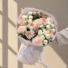 Букет с ароматной розой Вайт охара , кустовой хризантемой Ньютон и  гвоздикой брют в авторской упаковке