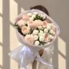 Букет с ароматной розой Вайт охара , кустовой хризантемой Ньютон и  гвоздикой брют в авторской упаковке