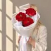 Букет с пионовидной розой Ред Ай в авторской упаковке