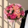 Букет с пионовидными кустовыми розами Джульетта и Мисти баблс с эвкалиптом в авторской упаковке