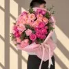 Букет с пионовидными кустовыми розами Джульетта и Мисти баблс с эвкалиптом в авторской упаковке